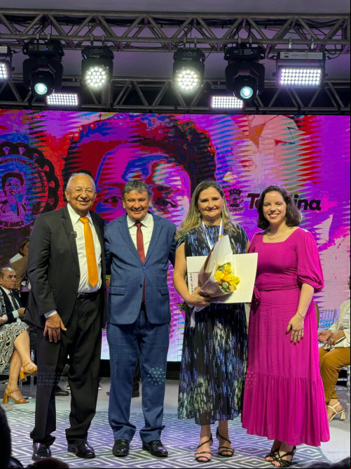 Medalha Mérito Francisca Trindade  No dia 8/3, em celebração ao Dia Internacional da Mulher, a Prefeitura Municipal de Teresina outorgou à Defensora Pública Patrícia Ferreira Monte Feitosa a Medalha Mérito Francisca Trindade. Esta honraria é destinada a figuras que se destacaram na defesa dos direitos humanos, na promoção da igualdade racial e no engajamento feminino na política. A defensora e associada da Associação Piauiense das Defensoras e Defensores Públicos e coordena os projetos "Morada", "Meu Nome, Meu Orgulho", Mente Cidadã e Defensoria PopRua que auxiliam juridicamente a população em situação e vulnerabilidade em Teresina. Além da defensora, outras sete mulheres também foram condecoradas com a medalha sendo Rosângela Lula da Silva, a Primeira Dama do Brasil, Cláudia Pessoa Marques da Rocha Seabra, Mecia Maria Lima Brandão Moreira, Rejane Ribeiro Sousa Dias, Célia Silva Gomes, Savina Amália Marinho Magalhães e Solange Gonçalves Reis Ribeiro Martins. Esta foi a primeira vez que a Medalha foi entregue e deve ser realizada anualmente no dia 8/3. Chics!!! - (Divulgação)