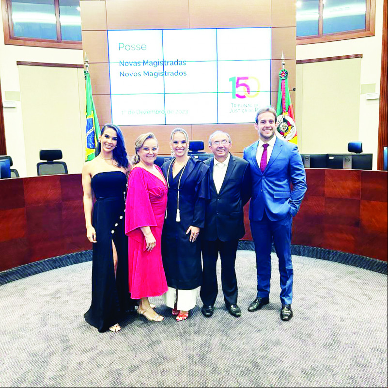 Juíza Viviane Coutinho Leal, em posse especial para Coluna, ladeada pela sua família: dentista Camila (sua irmã), juíza Zilnar Coutinho (sua mãe), dentista Francisco Leal (seu pai) e Victor (advogado seu irmão) que esteve presente. - (Arquivo Pessoal)