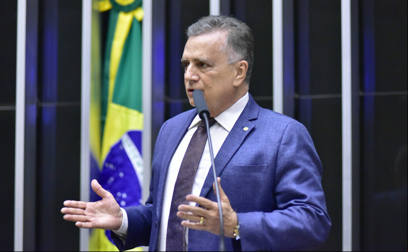 Deputado Flávio Nogueira em pronunciamento favorável ao texto - (Zeca Ribeiro / Câmara dos Deputados)
