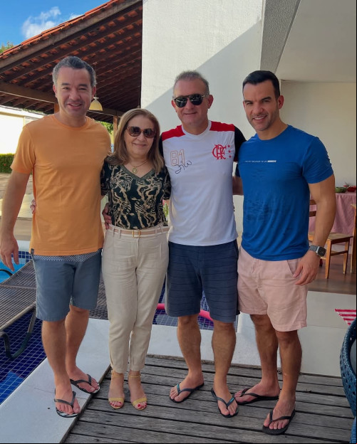 #Mãe&Filhos - Um click dos queridos a empresária Iraceara dos Santos Soares com os filhos o empresário e engenheiro José Nunes Filho - Construtora estrutural, o Dr. Jocerlano Sousa e o empresário Fabrício Santos curtindo o Dia das Mães. Chics!!!! - (Arquivo Pessoal)
