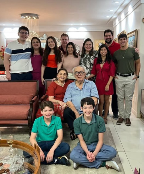 #Family - Parabéns para o escritor e ex-deputado estadual Homero Castelo Branco comemora 82 Anos!!! Com a esposa, a belíssima Hilma Martins Castelo Branco, e dos filhos Geraldo, Verônica e Karinne. Chics!!! - (Arquivo Pessoal)