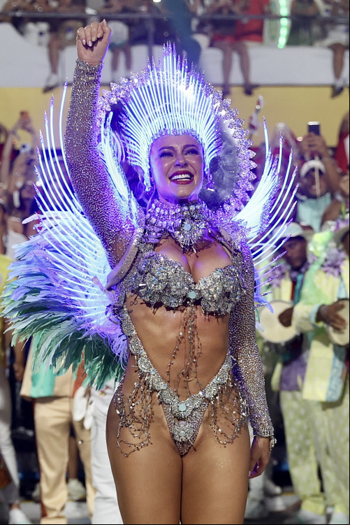 #Carnaval - Durante o Carnaval, a Avon esteve presente em diversos pontos do País, em prévias, camarotes e até mesmo na Sapucaí. Por isso, preparamos uma seleção com os produtos que foram queridinhos pelas musas do Carnaval e nossas embaixadoras.     Compartilho como sugestão o release e imagens.  Estou à disposição!     Atenciosamente,     Copie o look: descubra o segredo da maquiagem de carnaval da Paola Oliveira, Ivete Sangalo e Ana Castela  Durante os dias de folia, a Avon foi responsável pela maquiagem das musas que apostaram na linha Power Stay     Durante os cinco dias de Carnaval, as embaixadoras da Avon, Ana Castela, Ivete Sangalo e as icônicas rainhas de bateria Paola Oliveira e Bruna Gonçalves, além de outras personalidades que arrasaram nas escolas de samba, celebrando a folia com muito brilho e makes de longa duração que só a Avon tem. Elas brilharam em grande estilo nos mais importantes blocos e desfiles, destacando-se não só pela energia, mas também pela beleza impecável e os produtos exclusivos da marca.      A atriz Paolla Oliveira apostou no batom Power Stay cor Vermelho Escarlate da Avon para sua grande despedida na Grande Rio, garantindo uma maquiagem impecável do começo ao fim do desfile. Já a embaixadora da marca, Ana Castela usou o Power Stay Glitter cor Cereja Brilhante, aliado perfeito da cantora que a fez brilhar no Carnaval. A cantora Ivete Sangalo levou sua energia para os trios elétricos com diversas cores e a durabilidade do Power Stay e a ainda escolheu brilhar ainda mais, com o perfume Far Away Shine.      As grandes rainhas de bateria também apostaram em batons de alta durabilidade da linha Power Stay e a sofisticada fragrância Far Away Shine, que é a escolha ideal para quem quer brilhar e deixar uma marca inesquecível. A dançarina Brunna Gonçalves, rainha da Beija Flor este ano apostou no batom Power Stay Nude Coral, já a  Mayara Lima do Paraíso do Tuiuti, investiu no Power Stay Roxo Roxeando para arrasar na Sapucaí, já a rainha Erika Januza, da Unidos da Viradouro usou o Power Stay Glitter Nude Iluminado, que deu um brilho extra na produção, Bianca Monteiro, escolheu a cor de batom Uva Rosado para brilhar como rainha da Portela, Maria Mariá apostou no Vermelho mais quente, que brilhou por onde ou e dispensou retoques em seu desfile da Imperatriz Leopoldina, e Evelyn Bastos, da Mangueira se jogou no Power Stay Vermelho Terra. As rainhas de bateria produziram conteúdos exclusivos durante o Carnaval, onde mostraram que é possível curtir o maior espetáculo a céu aberto do mundo sem se preocupar com retoques de maquiagem e perfumaria.     Com o poder de transformar o visual, a icônica linha Power Stay e a fragrância Far Away Shine ajudaram as embaixadoras a brilharem, mantendo a beleza e a confiança durante todos os dias de folia. A Avon reafirma seu compromisso de levar mais que maquiagem, mas confiança e autoestima para todas as mulheres, celebrando a verdadeira essência da beleza no maior evento cultural do Brasil.  Os produtos estão disponíveis no site da marca ou com a Consultora de Beleza mais próxima da sua região. Confira esses e mais alguns itens de beleza que as rainhas de bateria e embaixadoras da Avon usaram para arrasar no Carnaval:     Power Stay Batom Líquido Matte 16h Nude Coral - R$ 44,99 Batom líquido Power Stay de longa duração tem textura cremosa e acabamento matte vibrante com 16 horas de duração sem necessidade de reaplicação. Sua cor permanece intacta durante todo o dia, sem transferir, borrar ou dar aparência ressecada/acumulada aos lábios.  Power Stay Batom Líquido Matte 16h Vermelhaço - R$ 44,99 Acabamento matte aveludado de longa duração por até 16h mais confortável para deixar você livre para se expressar, sem retoques e desconforto. Expresse seu poder e força com lábios que falam mais alto.  Batom Líquido Matte Glitter Effect Avon Power Stay - R$ 44,99 Batom Líquido efeito glitter possui textura cremosa e acabamento Matte com pigmentos perolados que ativam um brilho multifuncional de glitter e contam ainda com 16 horas de duração sem necessidade de reaplicação.  Power Stay Base Líquida Matte 24h - R$ 52,90 A Base Líquida Power Stay possui acabamento matte que dura por 24 horas sem sair do lugar! Com cobertura que disfarça olheiras, marcas da pele, marcas avermelhadas deixando sensação leve e sem obstruir os poros.     Power Stay Lápis Delineador em Gel Para Olhos - R$ 45,99 O novo Lápis Delineador Gel Power Stay 24h tem longa duração em acabamento cremoso para você poder ousar nos seus delineados em 5 cores vibrantes.  Power Stay Esmalte Gel - R$ 21,99 Novo esmalte Avon Power Stay gel possui fórmula que mantém a cor e o brilho por mais tempo, e o efeito gel que você já conhece agora ainda mais Power.     Máscara Extra Volume Power Stay - R$ 54,90 A nova Máscara de Cílios Power Stay à prova d’água promove volume instantâneo livre de grumos, permitindo criar diversas camadas para cílios super pretos e volumosos! Fórmula que dura até 24 horas e resiste aos desafios do dia a dia, como suor, chuva, calor e umidade sem transferir ou borrar.     Far Away Shine Deo Parfum - R$ 109,90  Far Away Shine é uma fragrância marcante, sofisticada e feminina. Liberte a sua personalidade confiante, chique e elegante, iluminando quem a rodeia. Chics!!! - (Arquivo Pessoal)