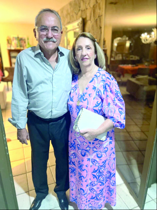 A coluna envia felicitações ao ex-deputado federal Átila Freitas Lira, na foto  com sua esposa Gracinha Melo Lira.
