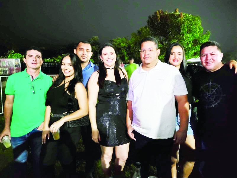 Vereadora de José de Freitas, Helena Barros e o esposo,empresário Luiz Fernando (ao centro)na companhia dos amigos: Estelio, Felipe Alves e Milena, Eline Barros e Daniel conferirem Vaquejada e Show na Fazenda San Diego em Altos na sexta-feira ada. - (Arquivo Pessoal)