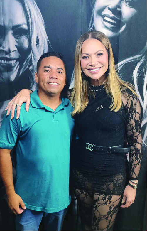 Gleydson Soraindo (assessor técnico da Prefeitura Municipal de Lagoa Alegre)esteve com a cantora Solange Almeida em seu camarim. - (Daniel Cardoso)