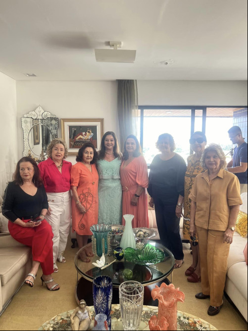 #ClubedoChá - Um click da querida Lina Josefina Castelo Branco Lages em reunião realizada em seu apartamento e contou com a presença das sócias do Clube do Chá e familiares. Chics!!! - (Divulgação)