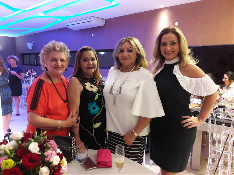 #Amigas - Um click das queridas Maria Hilda, Socorro Castro, Dolores Gonçalves e Olívia Nogueira em #tbt de reunião badalada. Chics!!! - (Divulgação)