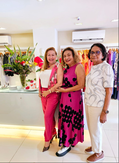 #Aniversário - Um click das queridas Gracinha Falcão e  Luzia Falcão comemorando o aniversário da empresária Pastora de Brito (1º/3). Chics!!! - (Arquivo Pessoal)