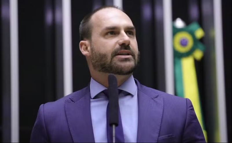 Afastamento de Eduardo Bolsonaro demonstra fragilidade do clã diante de cenário político e jurídico