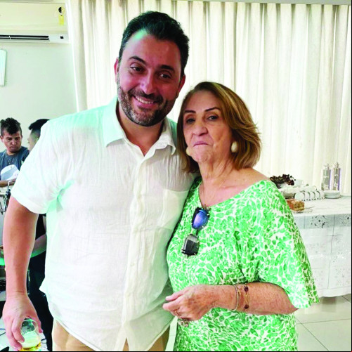 Toda felicidade do mundo, para a grande dama da sociedade, D.Graça Melo Lira- senhora Átila Lira que na última quinta-feira (19)completou mais um ano de vida. Na foto ladeada pelo filho, o deputado federal Átila Filho. - (Arquivo Pessoal)