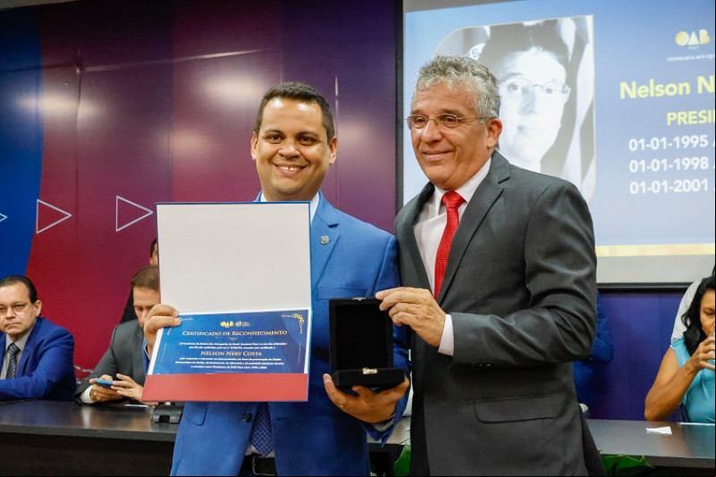 #93Anos - Um click do presidente da OAB/PI, Raimundo Júnior, conduziu a solenidade em comemoração aos 93 Anos de Fundação da OAB/PI, a entrega de carteiras profissionais a novos advogados, e homenagens aos ex-presidentes e membros honorários vitalícios que fortaleceram os pilares da advocacia no Estado/PI., com o advogado Nelson Nery Costa, que foi ex-presidente da Seccional por três Mandatos, de 1995 a 2002. Homenageados: Nelson Nery Costa, João Pedro Ayrimoraes, Reginaldo Furtado, Álvaro Mota, Norberto Campelo, Sigifroi Moreno e William Guimarães, além de honrarias in memoriam a João Osório Porfírio da Mota, Hélio Correia Lima, José Eduardo Pereira, Deusdedit Sousa, etc. Chics!!! - (Arquivo Pessoal)