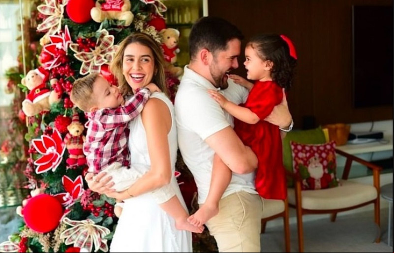  #FelizNatal - Um click da família dos queridos Danielle Claudino & Jorge Filho com os filhos Gabriel e Beatriz em noite especial. Chics!!! - (Arquivo Pessoal)