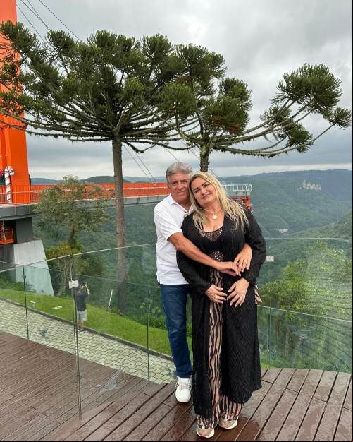#Amor - Um click dos queridos Roberto Azevedo & Jaqueline Azevedo curtindo férias em Gramado, na Serra Gaúcha no Rio Grande do Sul. Chics!!! - (Divulgação)