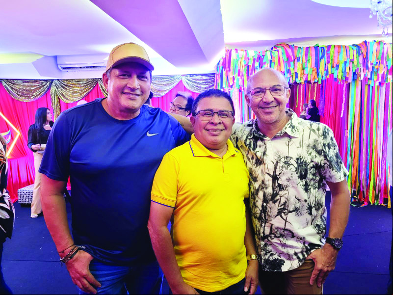 Apresentador Eudes Ribeiro (Odia Tv), Euzinho Daniel Cardoso e Antoniel Ribeiro (produtor cultural) durante o lançamento das prévias carnavalescas do Iate Clube de Teresina. - (Arquivo Pessoal)