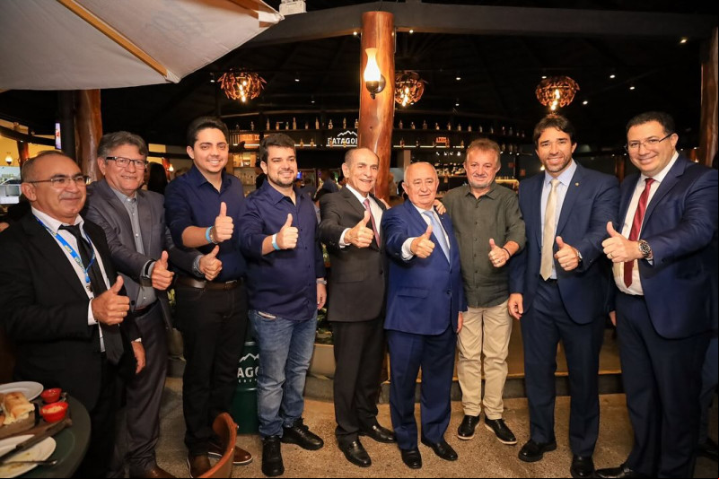 #Brasília - Um click do senador Marcelo Castro, que reuniu na noite de terça (20), 200 prefeitos durante jantar, em restaurante no Setor de Clube Sul, em Brasília. A Confraternização contou ainda com a presença dos ministros Wellington Dias e Carlos Fávaro, e membros da bancada federal e secretários Estaduais. A banda piauiense Xenhenhém animou a festa. Chics!!! - (Arquivo Pessoal)