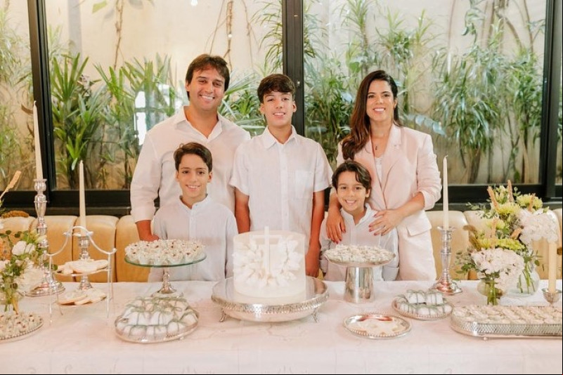 #Eucaristia - Um click do deputado estadual e Secretário Estadual da Infraestrutura do Piauí Flávio Nogueira Júnior & Olívia Nogueira na primeira Eucaristia do filho Pedro. Também são pais do Paulo e do Flávio Neto, comemoraram em família. Chics!!! - (Divulgação)