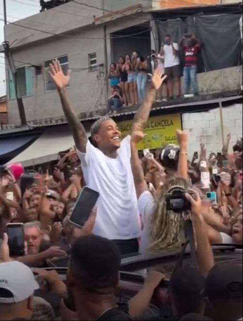 Milhares de pessoas estiveram reunidas na porta da penitenciária - (Reprodução/Instagram)