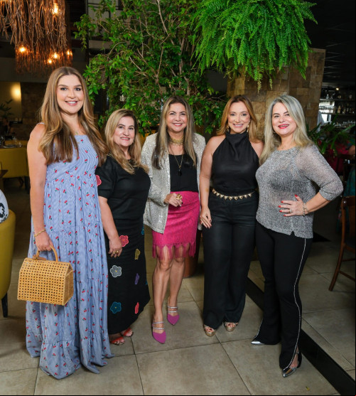 #'Gente é pra Brilhar' - Um click com as queridas Ângela Canuto, Lizete Dias, Olívia Nogueira e Cristina Tourinho, amigos e amigas que contribuíram para o SUCESSO do nosso Almoço - 'Gente é pra Brilhar'. Chics!!! - (Tibério Hélio)