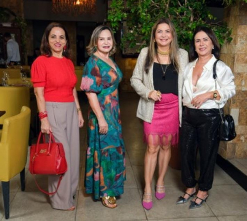  #DiaInternacionaldasMulheres - 'Gente é pra Brilhar' - Um click com as queridas, Eugênia Maria de Sousa Lima, Lúcia de Fátima Castro e Francisca Brito e, amigos e amigas que contribuíram para o SUCESSO do nosso Almoço - 'Gente é pra Brilhar'. Chics!!! - (Tibério Hélio)