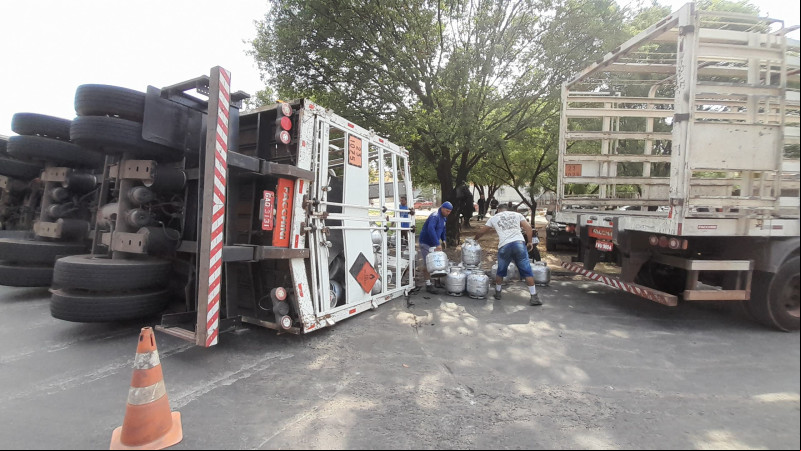 Caminhão com mais de mil botijões de gás tombou na rotatória da BR 343, no Tancredo Neves - (Assis Fernandes/O Dia)