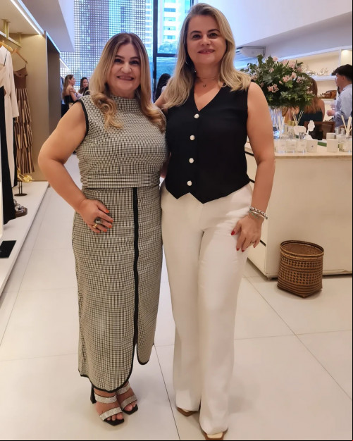 #Domingo - Parabéns para a aniversariante do dia 10/3; Lizete Dias!!! Felicidades!!!  Um click da aniversariante com a amiga Cristina Tourinho. - A grife Tânia Bulhões realizou em parceria com a MULTI Viz a Viz uma ação para as clientes da marca em Teresina, com um bate papo informal no dia 8/3 Dia Internacional da Mulher -, na única loja que abriga corner da marca no Piauí – a VIZ A VIZ - by Liana Tapety & Marcelo Tapety. Chics!!! - (Luciêne Sampaio)