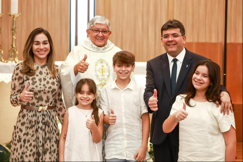 #Duo #Family - Parabéns para a querida Isabel Fonteles (7/5)!!! & Parabéns para o Governador do Piauí Rafael Fonteles (6/5)!!! Comemoraram e comemoram com os filhos - Teresa, Thomaz e Elisa: a família reunida. Chics!!! - (Arquivo Pessoal)