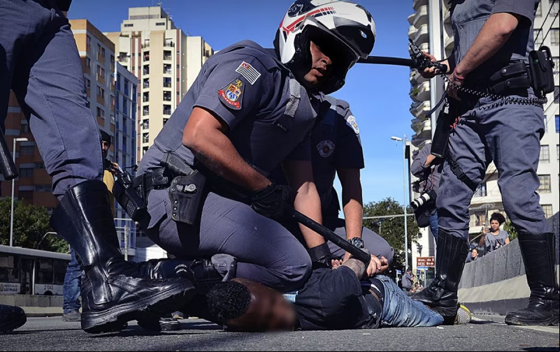 83% das mortes decorrentes de intervenção policial em 2021 tinham como vítimas jovens negros - (Rovena Rosa/Agência Brasil)
