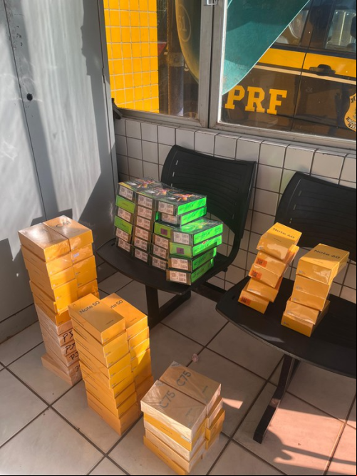 Carga com mais de 80 celulares sem nota fiscal é apreendida em caminhão tombado no norte do Piauí