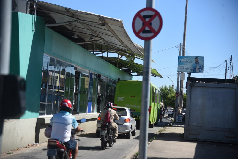 Trânsito intenso na rua Rui Barbosa, zona norte de Teresina - (Assis Fernandes/ O DIA)