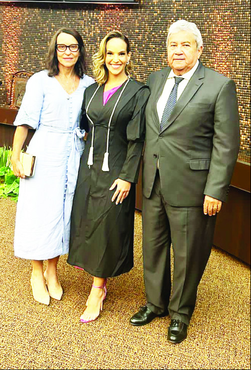 Dra. Viviane Coutinho Leal com os tios: EdinaN Coutinho (advogada) e Fernando Oliveira (diretor da Sucesso Publicidade Armazém Paraíba). - (Divulgação)