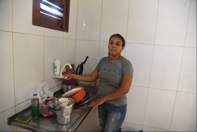 Até às 13h desta segunda-feira (19), a água ainda não chegou à torneira da casa de Cassandra da Costa. - (Assis Fernandes/ODIA)