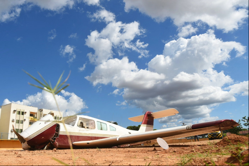 Monomotor caiu no campo do Bariri, na Vila Operária, zona Norte de Teresina - (Jailson Soares/ODIA)