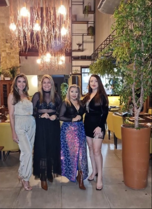 #BailedasMães - Convidados que contribuíram para o SUCESSO do nosso Jantar no Mês das Mães no Restaurante Piancó Gastronomia, realizado na noite do dia 15/5. Um click de Mauro Veras das queridas jornalista Simone Castro, Marinalda Oliveira - by Lojão do Peixe  e da belíssima cantora Liciane Dinamite, presenças no nosso Baile das Mães. Chics!!! - (Divulgação)