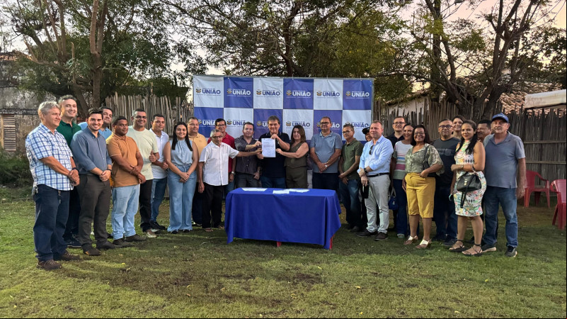 Prefeito Gustavo Medeiros assina ordem de serviço para construção de campo society em União