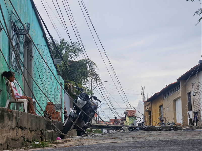 Criança próxima a fiação no bairro São Joaquim. - (Jailson Soares/O Dia)