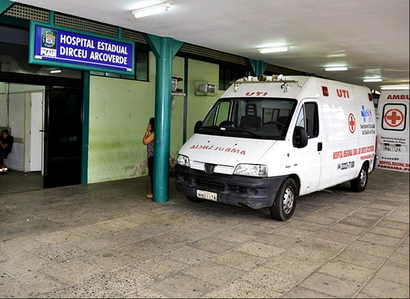 Caminhonete com idoso bate em árvore e capota na BR-343; vítima teve ferimentos graves