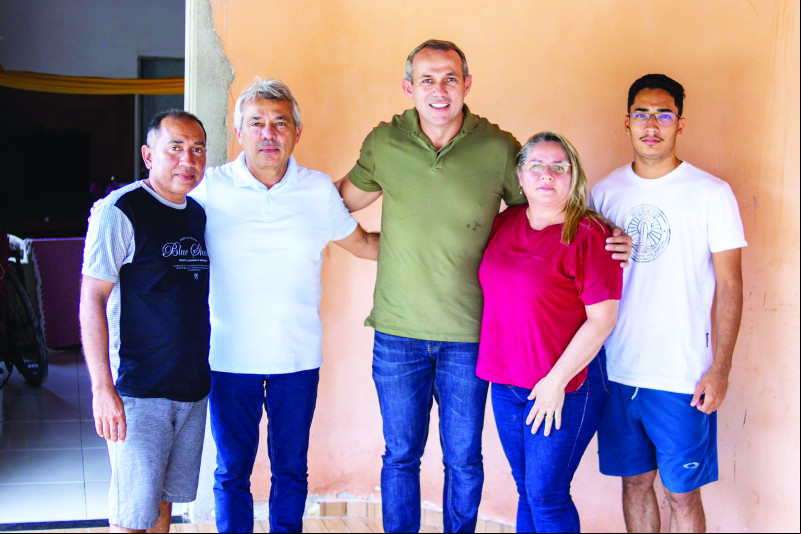 Prefeito Edilson Capote de Barras e seu irmão Wilson Capote (secretário de istração), no sábado foram a cidade de Boa Hora, para fortalecer o nome Wilson a Assembléia Legislativa do Piauí, e foram recebido pela vereadora Josy e Família. - (Arquivo Pessoal)