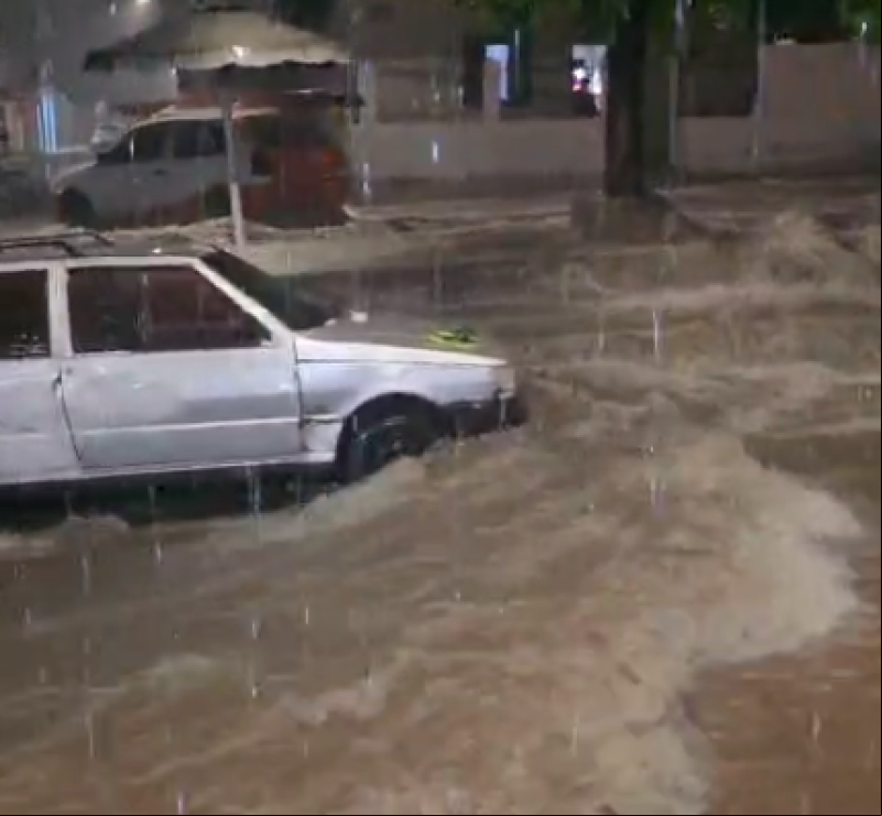 Chuva em Teresina causa alagamentos na zona Sudeste e trânsito amanhece confuso