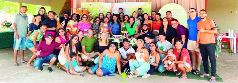 Registro da Festa dos Professores e Funcionários do Colégio Padre Luis de Castro Brasileiro da cidade de União, organizado pela diretora e professora Raimundinha (na foto agachada de calça jeans e blusa branca) - (Arquivo Pessoal)
