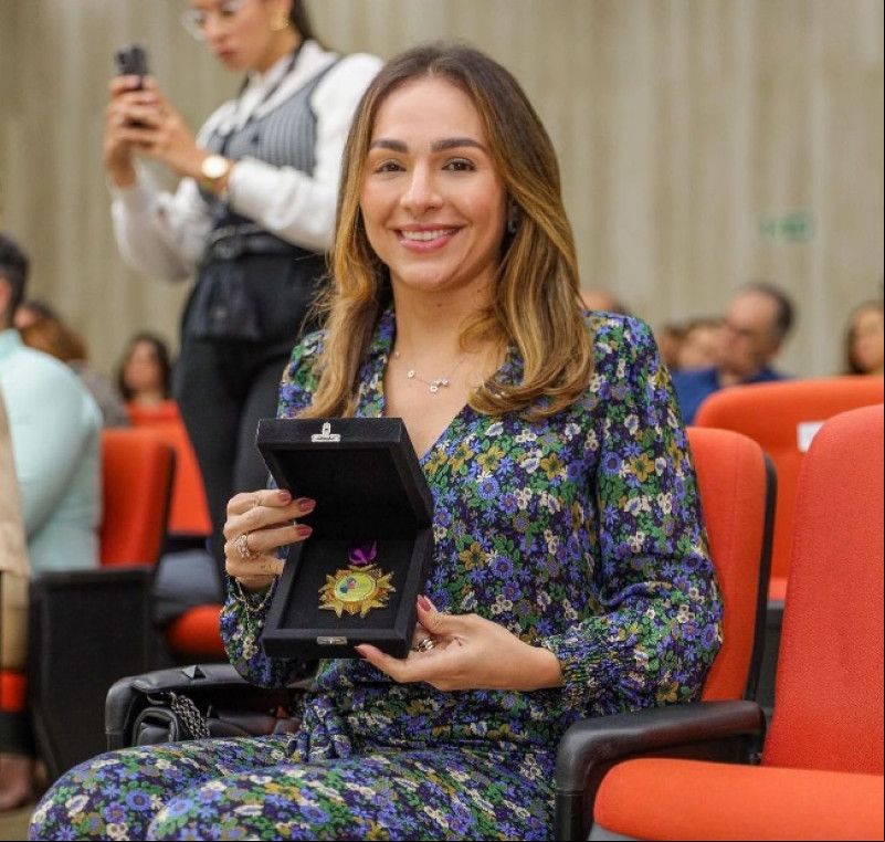 #Agraciada - Um click da médica e primeira-dama do Estado Isabel Fonteles foi agraciada com a Medalha Rita Lobato na abertura da 30ª Jornada Piauiense de Ginecologia e Obstetrícia e recebeu a honraria das mãos da presidente da Sociedade Piauiense de Ginecologia e Obstetrícia, Karynnae Bandeira Santos. Chics!!! - (Divulgação)