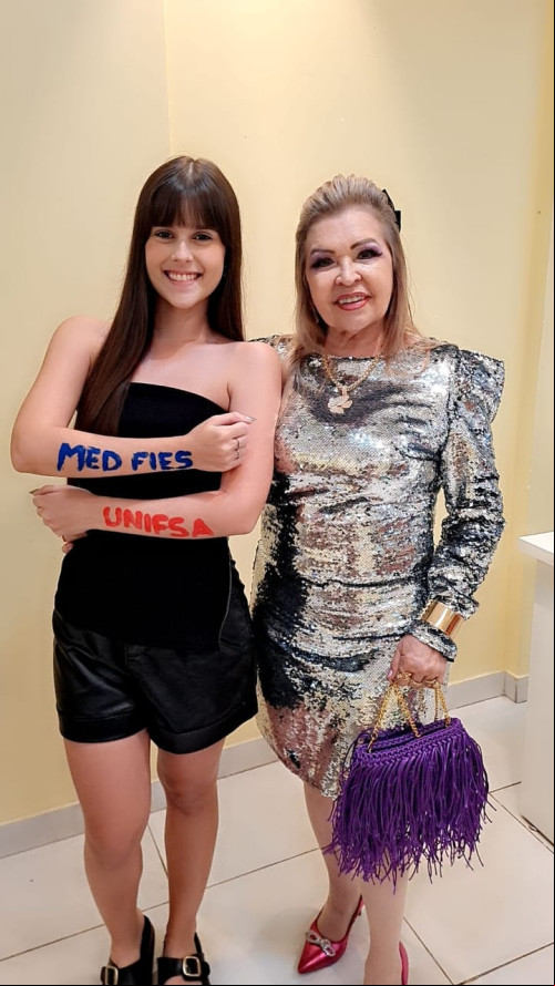 #Medicina - Um click da s queridas Maria Clara, que ou para o Curso de Medicina com a avó Rainha dos Pescados - Marinalda Oliveira - by LOjão do Peixe , que está feliz com a conquista da neta. Chics!!! - (Arquivo Pessoal)