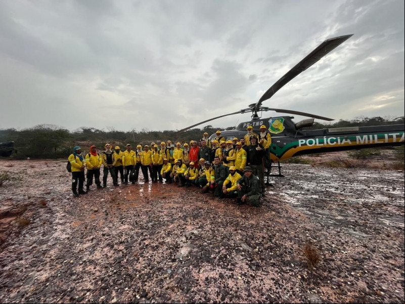 Equipe em combate aos incêndios em Canto do Buriti. - (Divulgação/PM)