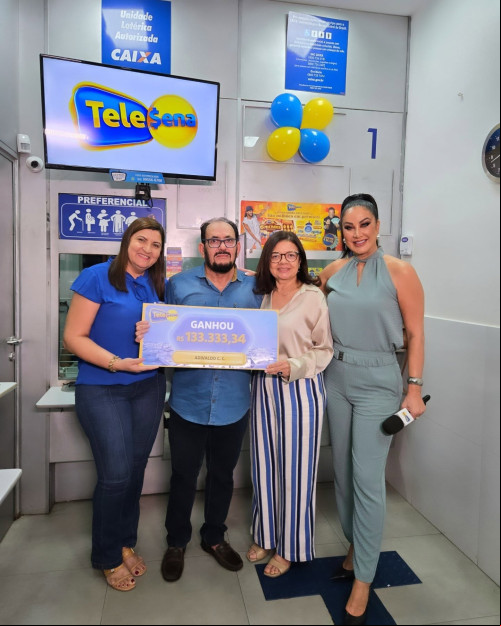 Adivaldo Campelo Costa é o ganhador de Teresina do Prêmio da Tele Sena e recebeu a notícia da Helen Ganzarolli que veio entregar e entrevistar o ganhador