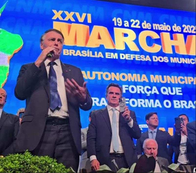 Ciro e Bolsonaro, durante a Marcha dos Prefeitos - (Reprodução / Redes Sociais)