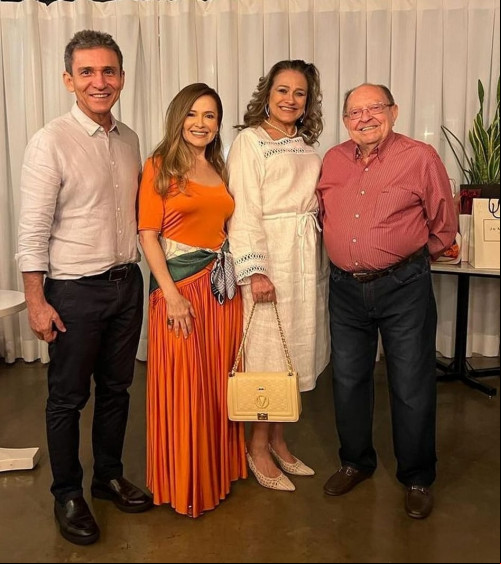 #FELIZ2024 - Para os queridos desembargador Arnaldo Bozon, Van Carvalho, Gilka Viana & Luiz Gonzaga Viana em aniversário badalado. Chics!!! - (Divulgação)