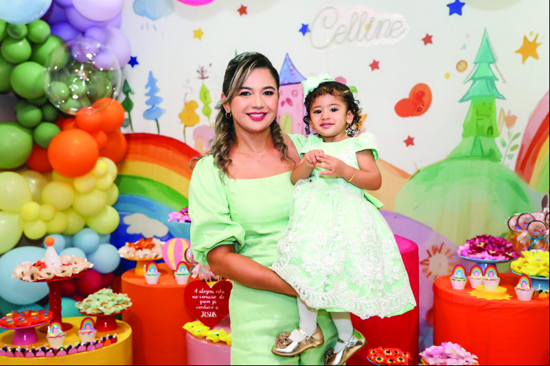 Princesinha Celline Nery, na quarta-feira da semana ada, ganhou uma linda festa com o tema " Reino Colorido" para festejar seus 2 anos de vida . Na foto com sua mãe empresária Celina Nery. - (Arquivo Pessoal)