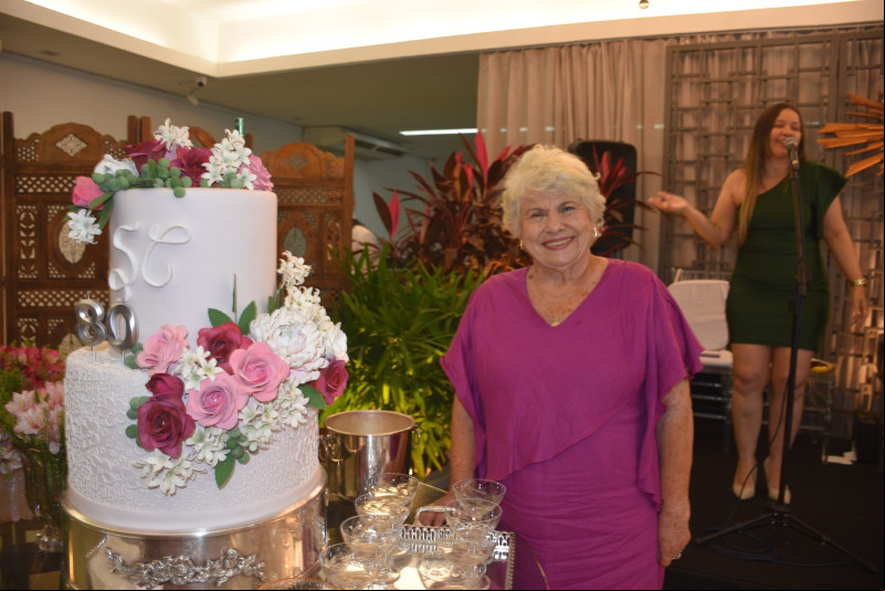 #Comemoração - Um click da querida Socorro Rocha Cavalcanti Barros na comemoração do seu aniversário de 80 anos: reuniu familiares e amigos. Parabéns. Chics!!! - (Magal Santos)