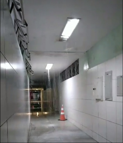 Água invade corredor do HUT durante chuva em Teresina - (Reprodução)