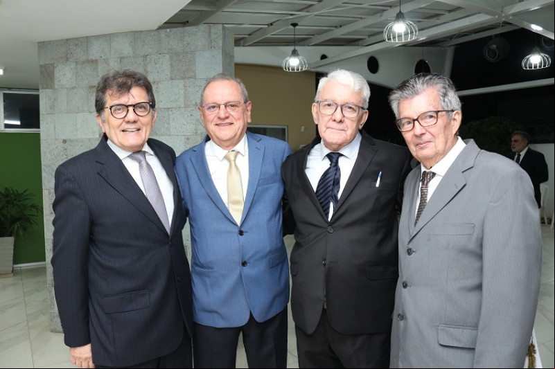 #Posse - O médico José Figuerêdo da Silva tomou posse como membro honorário da Academia de Medicina do Piauí na noite de 5/6 em solenidade na sede do CRM/PI. Um click do Dr. Antônio de Deus, Dr. Francisco Vilar, Dr. José Figuerêdo e Dr. João Batista. Chics!!! - (Valdete Martins)
