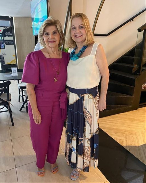 #Amigas - Parabéns para a querida Francisca Aragão (7/2)!!! Ganha o carinho das amigas do Clube do Chá, na foto com a amiga Vânia Guerra Pereira da Silva. Chics!!! - (Divulgação)